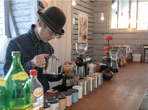 coffee月白 / カウンターには、茶筒に入ったコーヒー豆や紅茶の茶葉が並ぶ