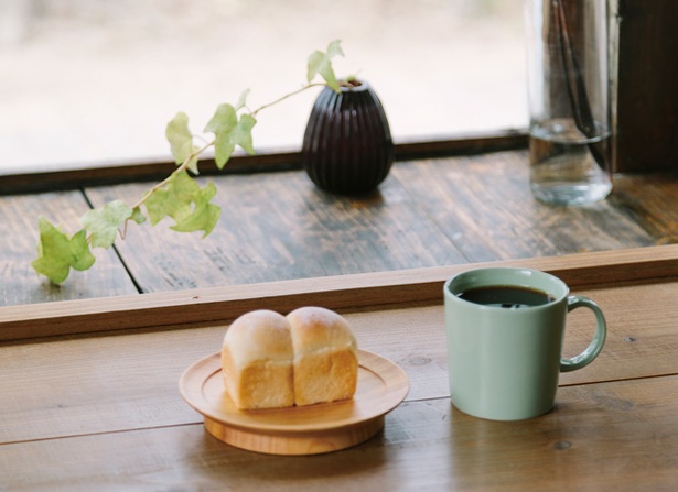 Sleep Coffee and Roaster / ナツメ書店 / 「本日のコーヒー」(写真右、500円・税込)、「食パン」(写真左、100円・税込)