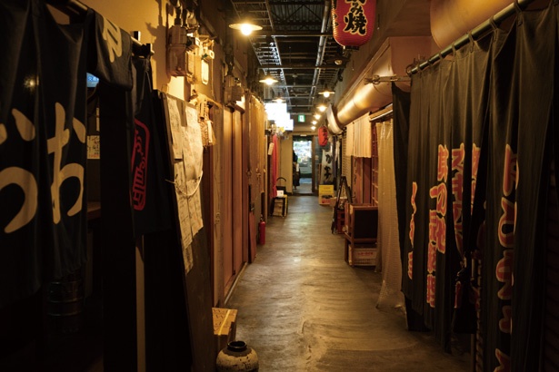 昭和初期から続く居酒屋やおしゃれなバーが、狭い路地にズラリと並ぶ / 駅前横丁
