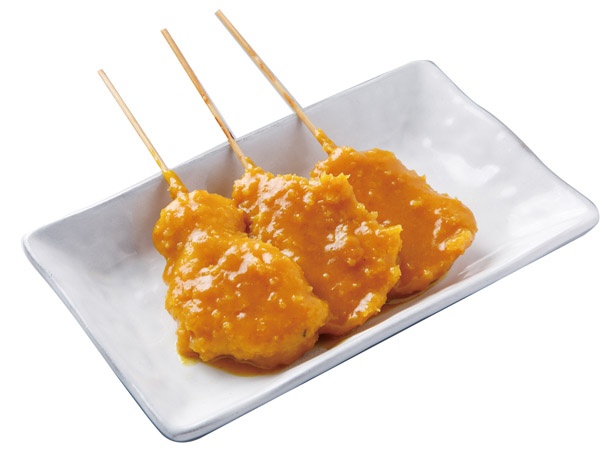柔らかい鶏ムネ肉の串カツを和風カレーソースに浸した「カレー串」(3本 280円) / カレー串カツの店 ハッピー