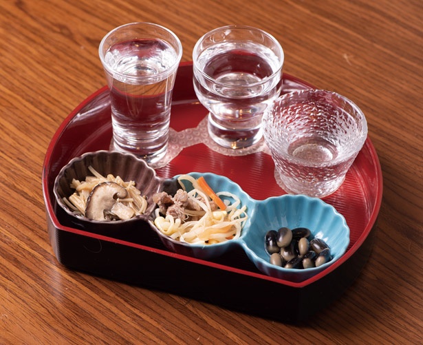 日替りで、おすすめの日本酒3種類とつまみ3種類が付く「せんべろセット」(税込 1000円) / 和酒立呑 明後日