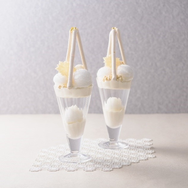 純白のパフェにうっとり！「リッチミルク」にマスカルポーネクリームなどを合わせた、白いパフェ「neve ネーヴェ」(2000円)