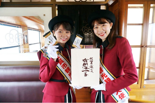 佐賀市観光大使の2人が、有明の海苔を乗客に配るサービスを行った