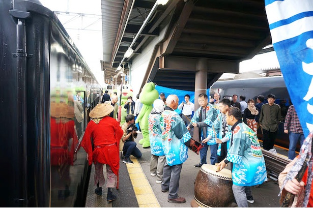 JR肥前山口駅では地元民が駅のホームで乗客を歓迎した