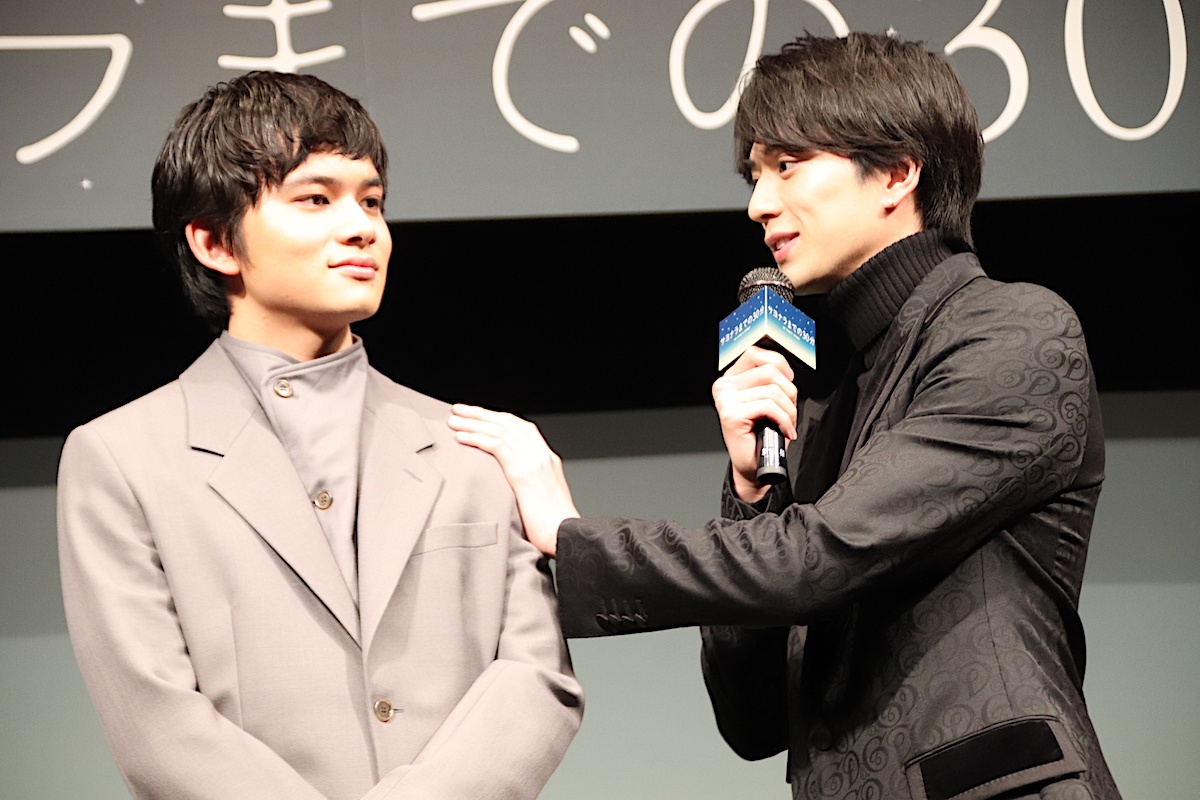 【写真を見る】新田真剣佑、北村匠海が大好き!肩に触れてニコニコ