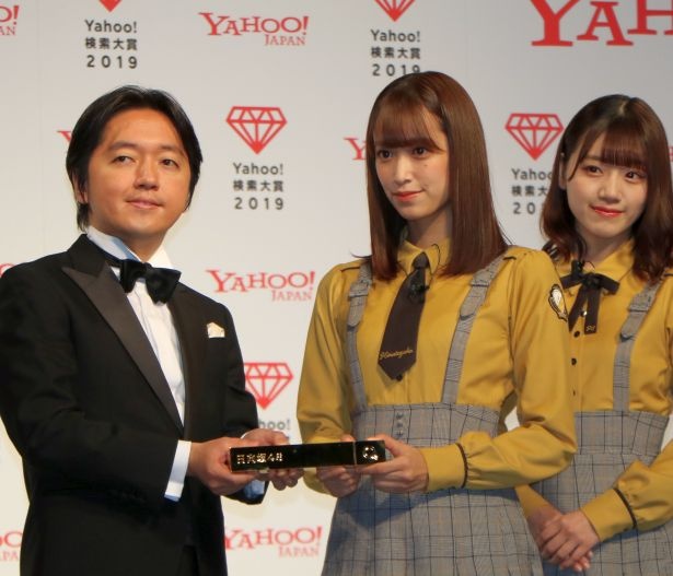 「日向坂46」キャプテンの佐々木久美がトロフィーを受け取る