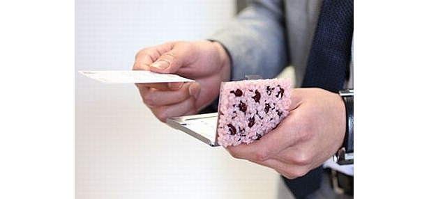 【画像を見る】こうやって差し出せば相手は釘付け！　ほか「お赤飯」と「日の丸弁当」などの商品詳細はコチラ！