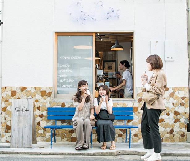 STEREO COFFEE / 青いネオンの下でくつろぐ観光客たち