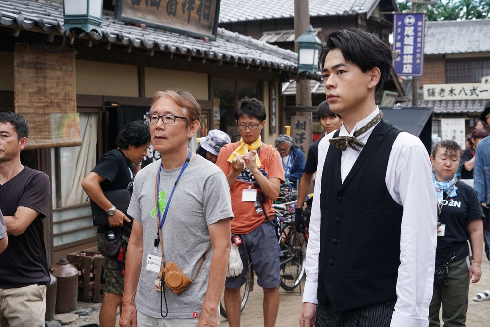 尊敬する周防正行監督との2ショットでは真剣な表情!
