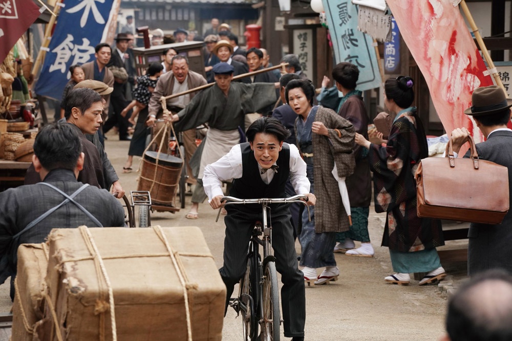 追手から逃げるため、自転車で走り抜ける俊太郎