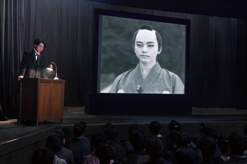 活動弁士とは無声映画の映像に合わせて、登場人物のセリフや状況説明を行う職人のこと
