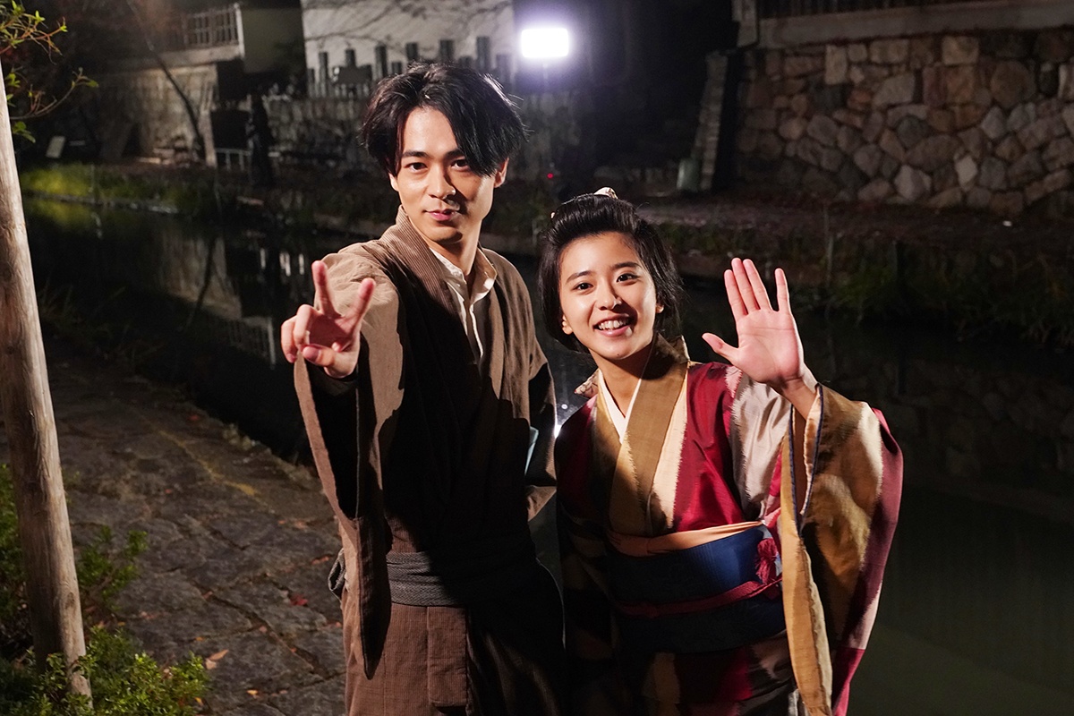 【写真を見る】成田凌が笑顔でピースサイン!巨匠・周防正行監督作品で新境地を開拓<写真17点>