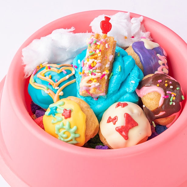 モンスターガールの5体をイメージしたシュークリームに、青いアイスクリームと綿菓子をトッピングした「モンスターペットフード」