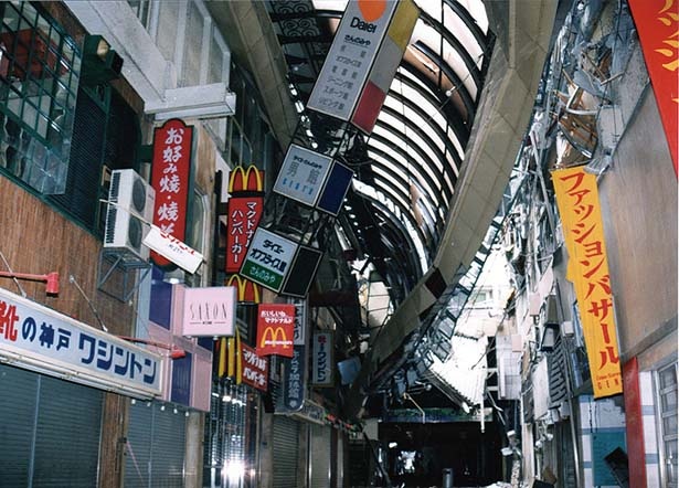 【写真を見る】大きく崩壊した三宮センター街(中央区三宮町)。1995年1月18日撮影
