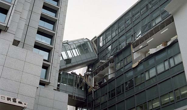 JR六甲道駅(灘区永手町)。1995年1月17日撮影