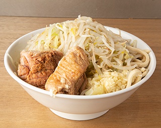 アゴが疲れるバキバキ麺にハマる人続出！ 横浜に現れたG系の新星「MEN YARD FIGHT」
