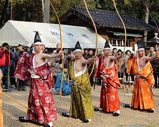 一年の健康と作物の豊作を祈願する「お弓始め祭」が奈良県の大和神社で開催