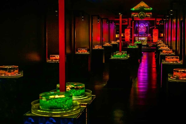 「花魁」へ続く参道をイメージした「金魚参道」