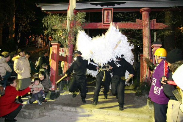 男鬼、女鬼、子鬼の3匹が、御幣をなびかせながら鬼の手と樫の棒をもって暴れまわる