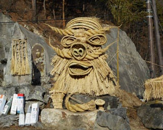 ユニークな神面が集落を見守る「芦ノ尻道祖神祭り」が長野県長野市で開催