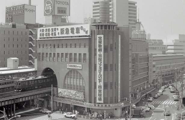 1978年ごろの旧神戸阪急ビル東館。神戸市民でにぎわいを見せる