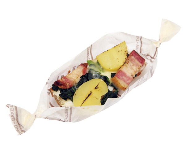 【写真を見る】名古屋の人気パン店「baguette rabbit」が手掛ける、イベリコ豚入りの贅沢なグラタン風パン！「ジャガイモとベーコンのオープンサンド」(280円)