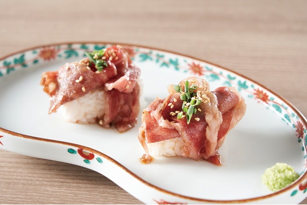 佐賀牛のサーロインをサッとタレに絡めて炙った肉の寿司は2貫で410円 / やきにく熟成肉のおおやま