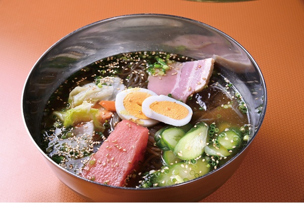  伊万里牛の牛骨やテールでとるスープを使う「冷麺」(972円) / 焼肉 梨翔　