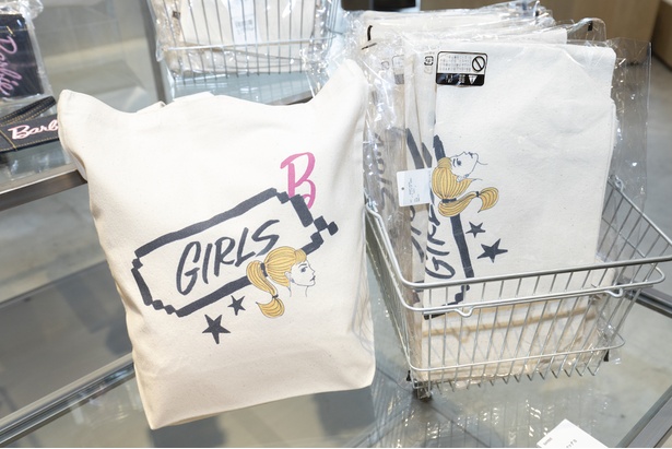 こちらは“GIRLS”の文字が印象的なシンプルなデザインの「トートバッグB」(税抜2990円)