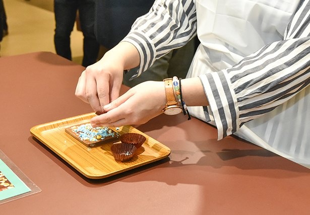 800円で楽しめるチョコレート作り体験。トッピングは3種類選べる