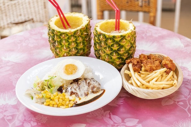 せっかくだからと、ハワイらしい昼食をチョイス。「パイナップルジュースがフレッシュでおいしくて感動!」
