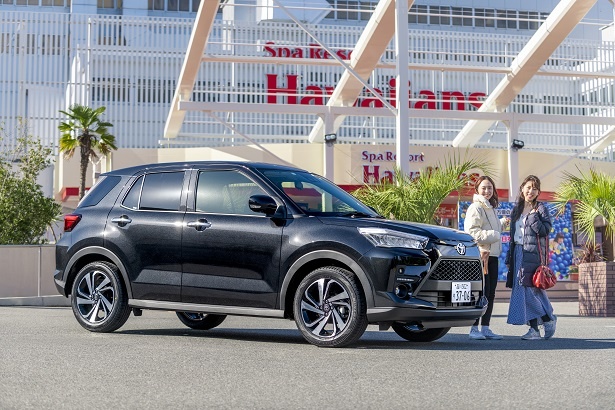 スパリゾートハワイアンズの前で、2019年秋に新たに誕生した新型コンパクトSUV「RAIZE(ライズ)」と