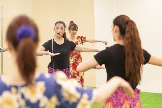 うまく踊れずに笑顔も引きつり気味?「改めて、フラガールのすごさが分かったね。あんなになめらかに、キレイに、妖艶に踊れるなんて」