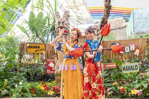 「見て見て、この衣装。私、ファイヤーダンサーになる!」(聡美)。「じゃあ、私はフラガールね」と、踊ってみせる優子