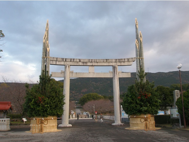 【写真を見る】橘神社 / 参道は桜の名所としても有名