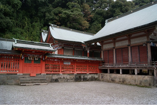 柞原八幡宮 / 社は双葉山のふもとに鎮座している