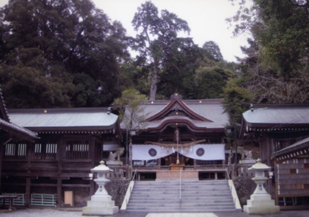 西寒多神社 / 入口に流れる寒田川には県指定有形文化財の万年橋が架かる