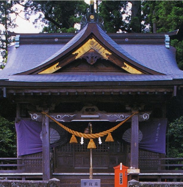 宇奈岐日女神社 / 社の後方には、湯布院のシンボルである由布岳がそびえる