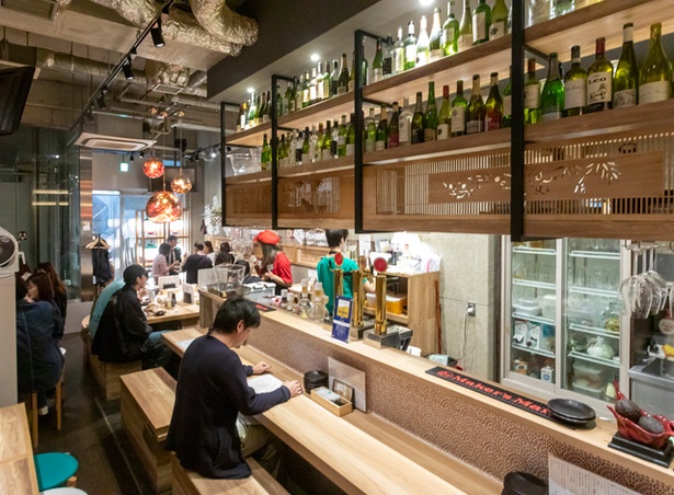 大衆酒場まりお / 店内は和×イタリアンのオシャレなしつらえ