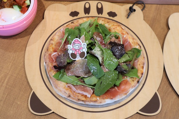 「カービィカフェの本格窯焼きピッツァ～デデデのいちおし生ハムたっぷりサラダ～」(1680円)