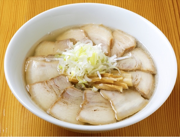【画像を見る】チャーシュー丼を覆う！ こちらは喜一の「Sio(塩)チャーシューメン」(935円)