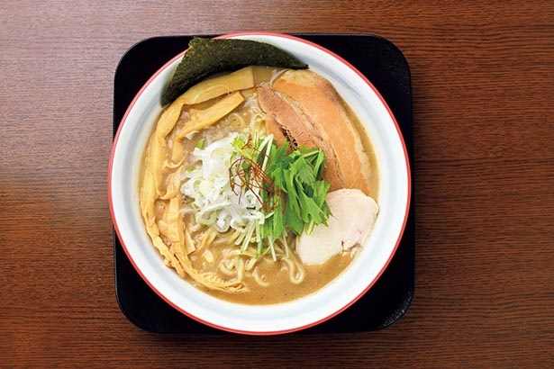 鶏ガラと豚骨などの旨味が溶け込み、濃厚ながらあと味はさっぱりな「鶏豚魚介白湯(濃厚・普通盛)」