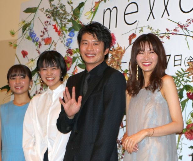 【写真】映画『mellow』の完成披露舞台挨拶に出席した田中圭、岡崎紗絵、志田彩良、松木エレナ
