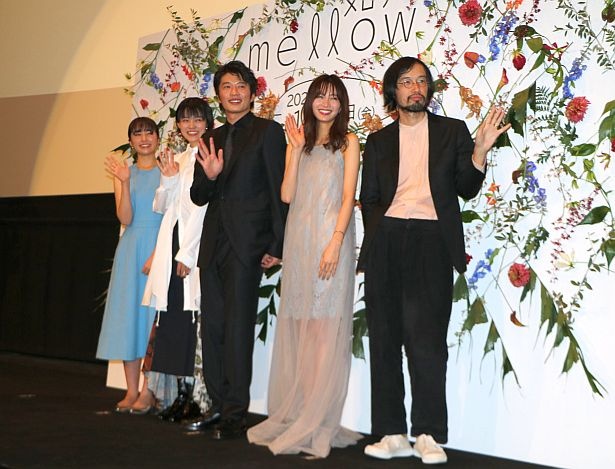 岡崎紗絵は“廃業寸前のラーメン屋を営む女店主・木帆”を演じる(右から2人目)