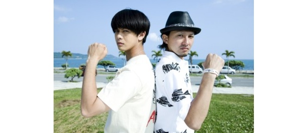 琉神マブヤー役の山田親太朗（左）と、龍神ガナシー役のISSA（右）