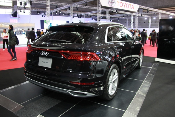 Audi「Audi Q8 55 TFSI quattro debut package Luxury」(リア)