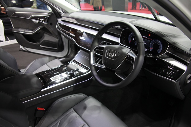 Audi「Audi A8 55 TFSI quattro」(内装)