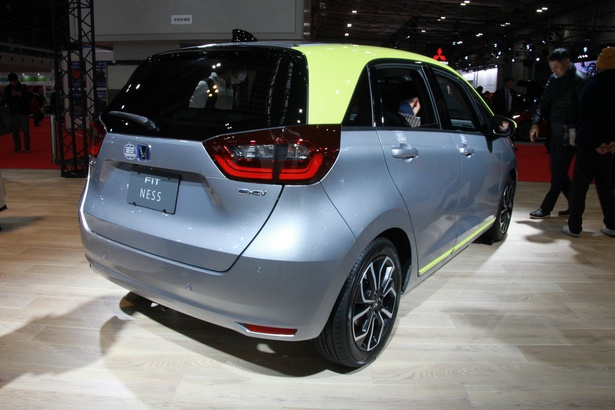 HONDA「FIT NESS」(リア)