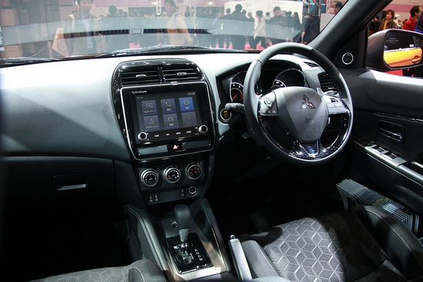 MITSUBISHI「RVR」(内装)