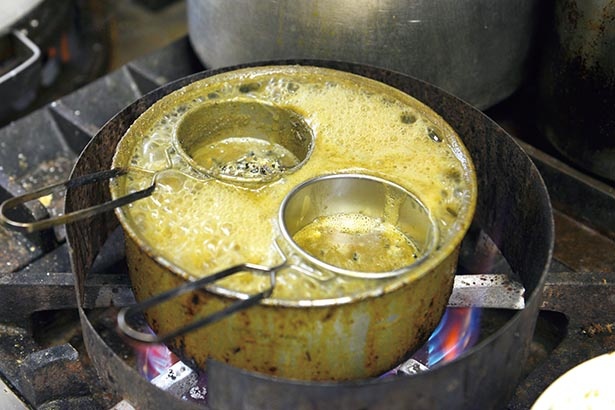 自家製の煮干し粉を茶こしにセットし、1杯ずつ一番ダシを取る